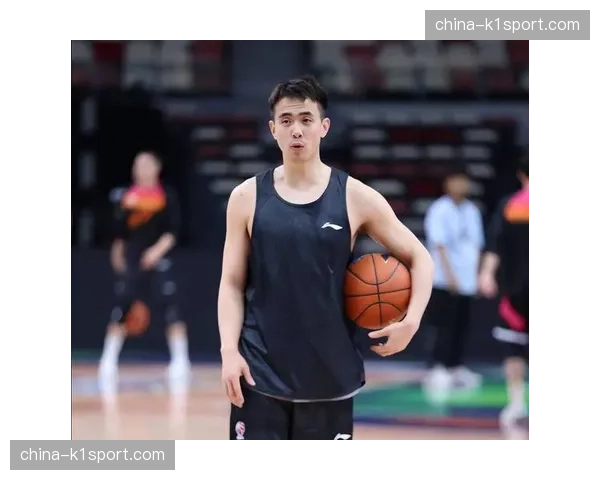 特写：赵继伟生涯助攻总数突破2000次，赛后与郭艾伦拥抱庆祝