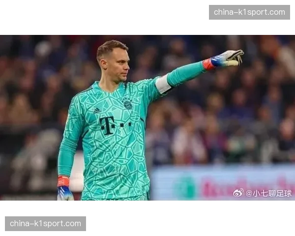 特写：诺伊尔扑出关键点球后，与替补席上的图赫尔击掌相庆