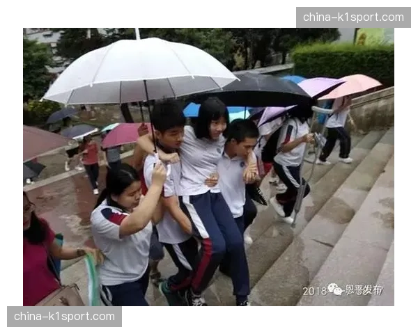 南非邀请赛现温情一幕：观众为雨中坚持比赛的双方队员齐声合唱